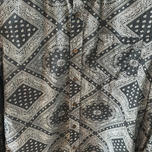 Bandana-print casual shirt with brown buttons - Picture 3 of 4